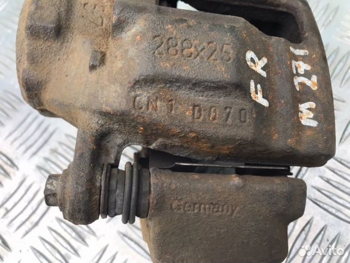 Суппорт передний правый Mercedes-Benz C-Class W203