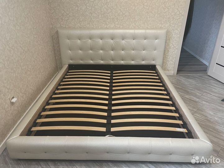 Кровать двуспальная 180х200