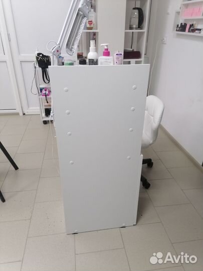 Маникюрный стол