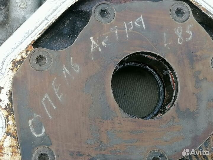 Крышка двигателя с масляным насосом Opel Astra H