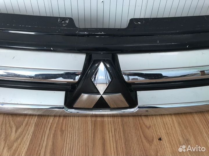 Решетка радиатора передняя Mitsubishi Outlander 3