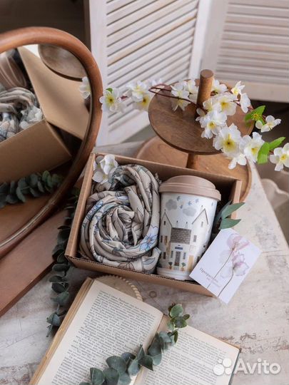 Подарочный набор с платком и термостаканом