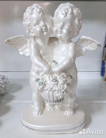 Ангелы целующиеся и с корзинкой