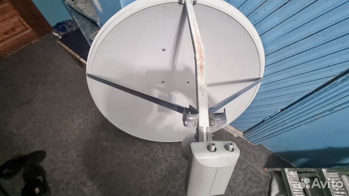 Офсетная спутниковая антенна