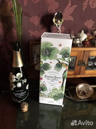 Бутылка и коробка Belle Epoque Perrier-Jouet