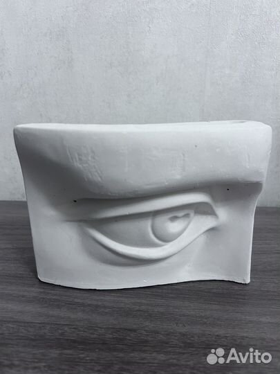 Гипсовая скульптура глаз