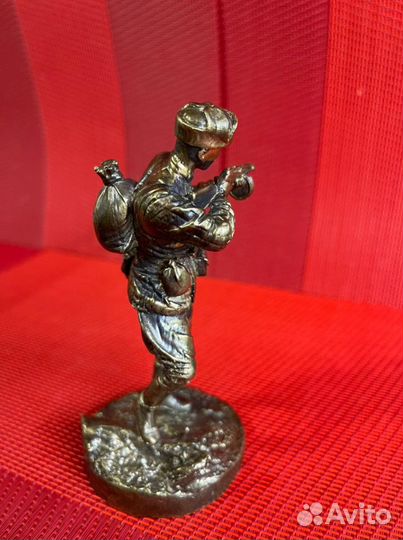 Бронзовая статуэтка 