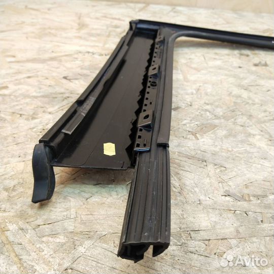 Уплотнитель стекла двери задний правый Volkswagen