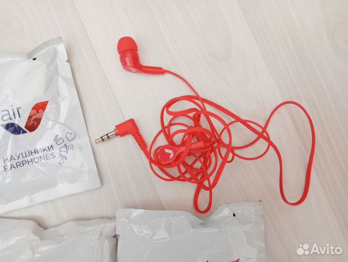 Наушники красные новые