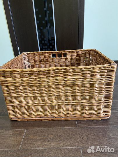 Большая плетенная корзина из лозы