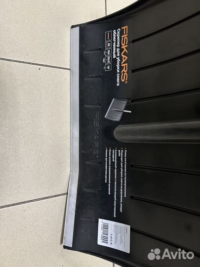 Ручной скрепер для уборки снега fiskars