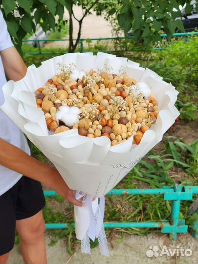 Букет из орехов