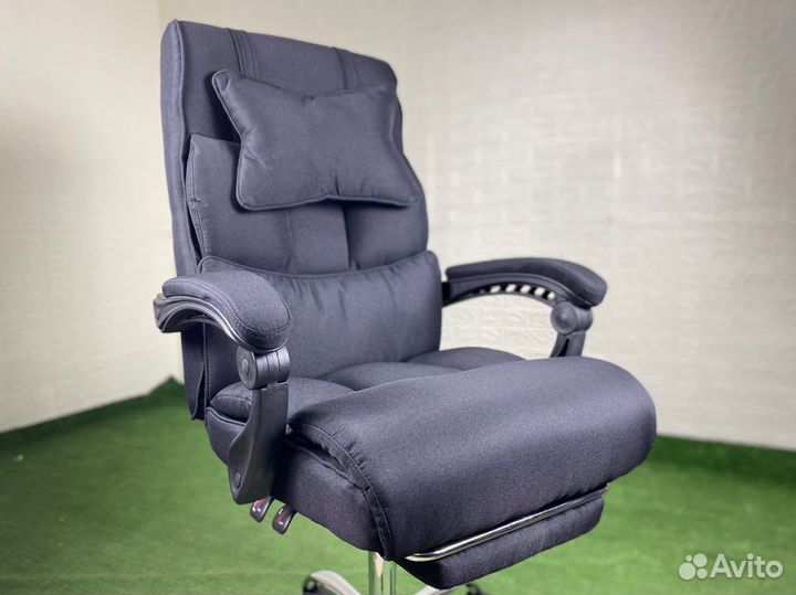 Офисное кресло руководителя массаж черное 303