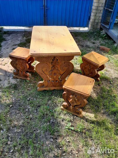 Стол с табуретками