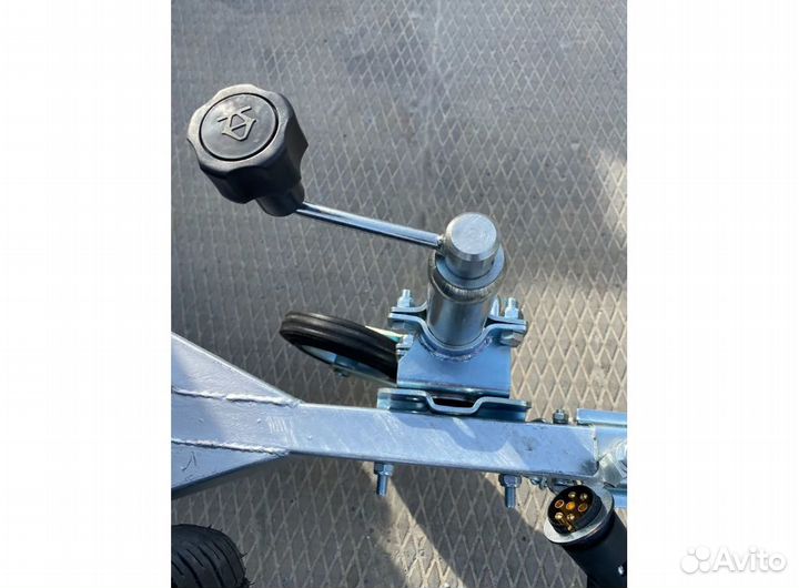 Поворотный кронштейн для опорного колеса прицепа