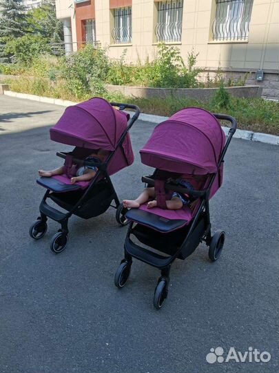 Две прогулочные коляски с адептором сцепки