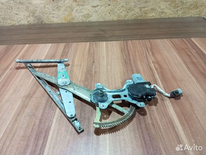 Передний левый стеклоподъемник Toyota land cruiser