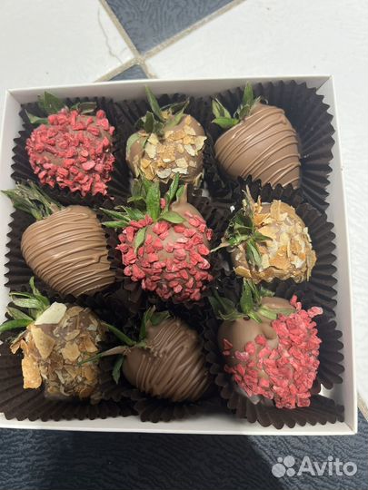 Клубника банан финики в шоколаде