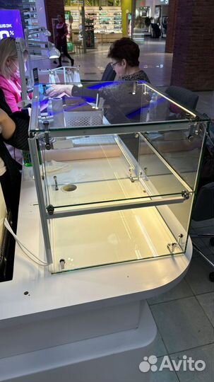 Витрина с дверцами и подсветкой