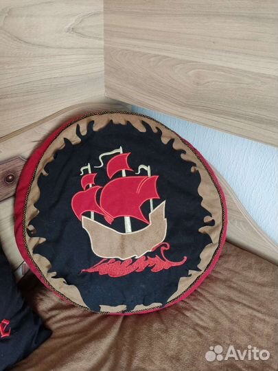 Покрывало с подушками в пиратском стиле