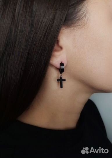 Чёрные серьги крест