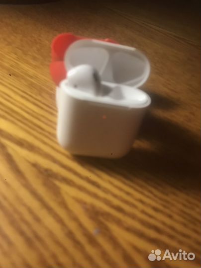Наушники apple Airpods 2. С красным чехлом