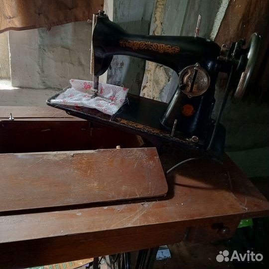 Швейная машина с ножным приводом