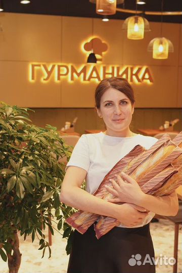 Кассир в кафе Гурманика