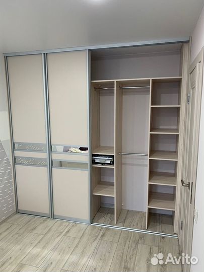 Шкаф купе с зеркальными дверцами