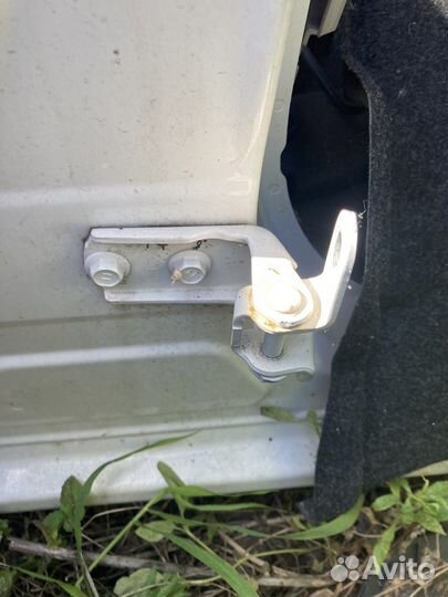 Петли задней левой двери toyota corolla e 150