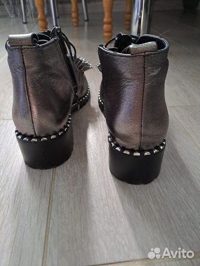 Продам ботинки женские