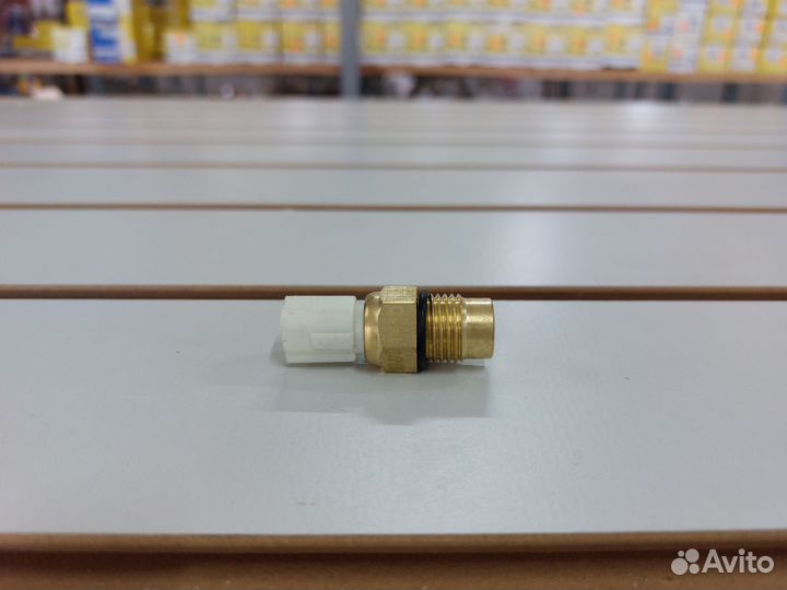 Датчик включения вентилятора Toyota Camry/Corolla