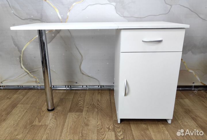 Маникюрный стол