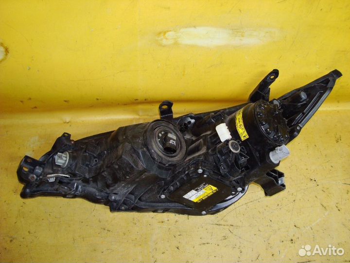 Фара правая Toyota Wish ZGE20G