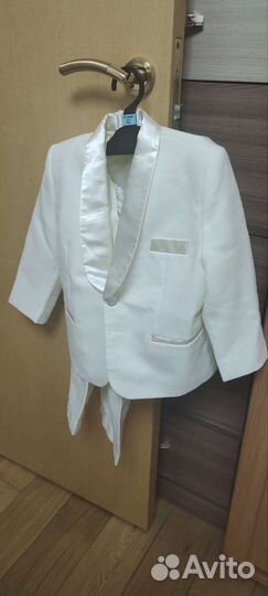 Костюм тройка новый на мальчика 98 размера