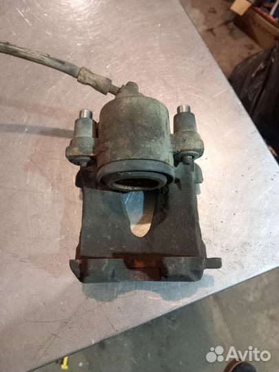 Передний суппорт Audi A3 8L