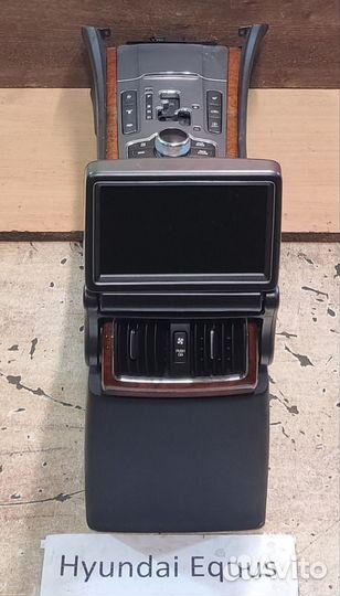 Подлокотник с экраном Hyundai Equus 2, 2011г