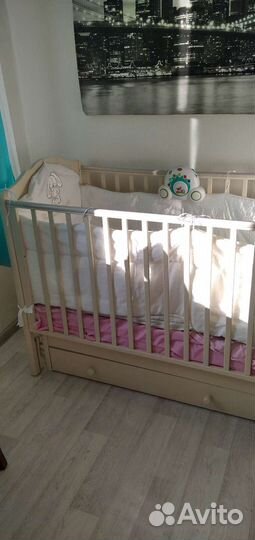 Детская кроватка с продольным маятником
