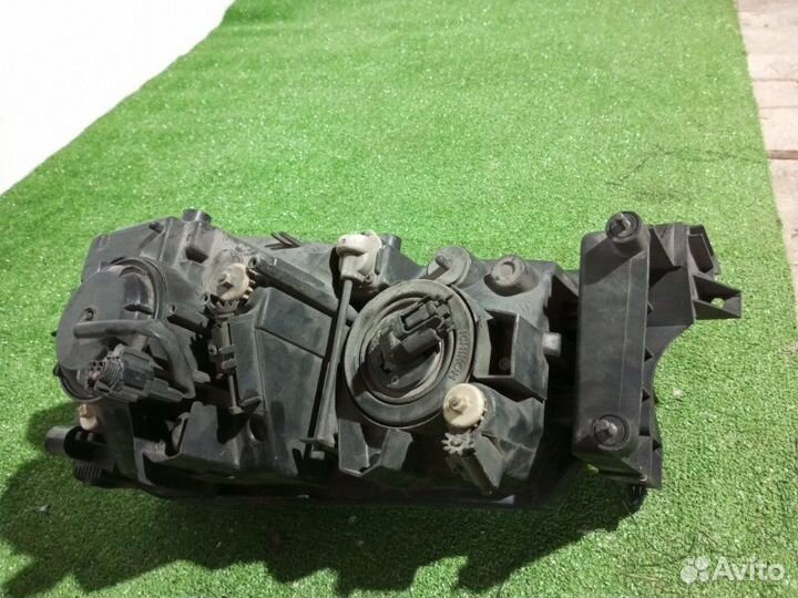 Фара галогеновая правая Nissan Presage U30