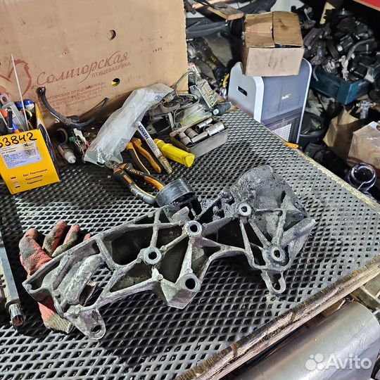 Кронштейн компрессора кондиционера Renault Scenic1