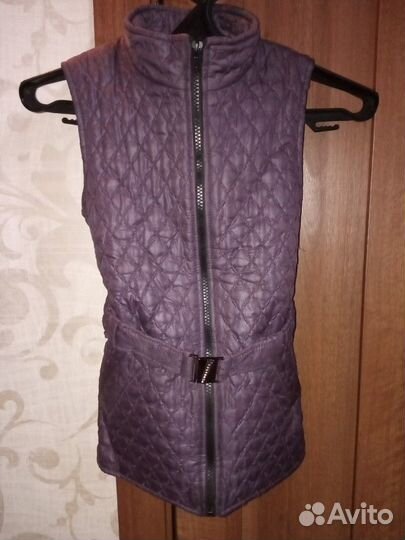 Два одинаковых жилета на девочек рост 120- 130