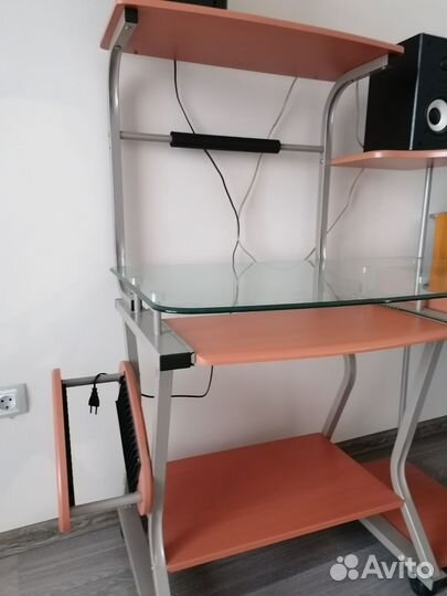 Компьютерный стол стеклянный
