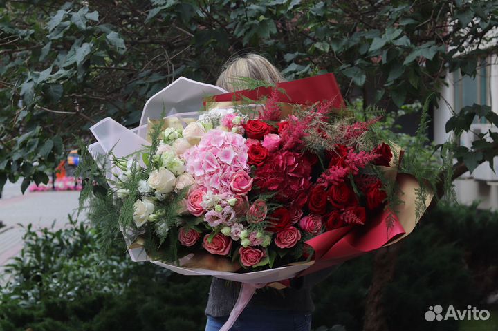 Цветы в корзинах и букеты с розами и гортензией