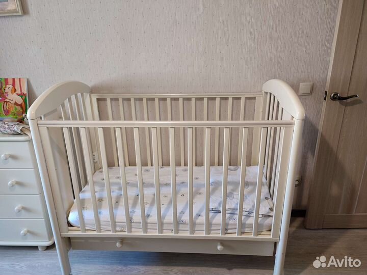 Детская кроватка и пеленальный комод
