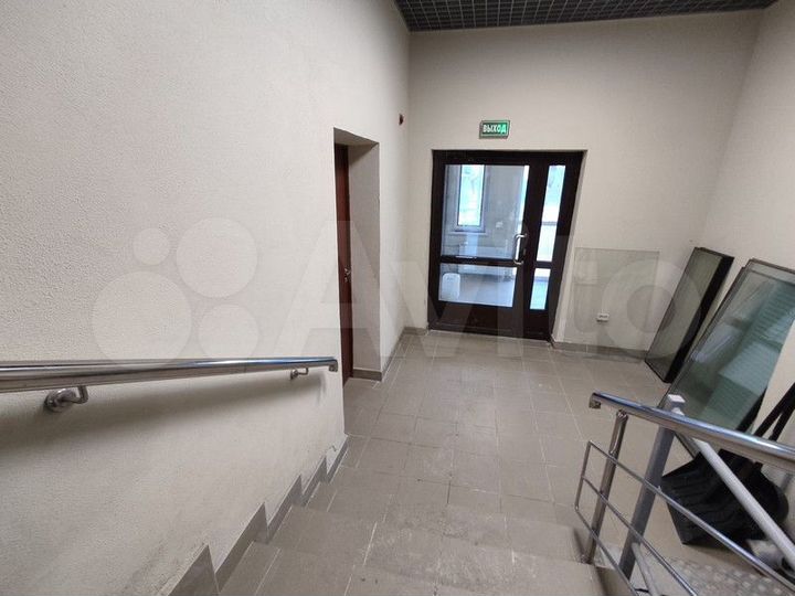 Доля в 2-к. квартире, 67 м², 1/12 эт.