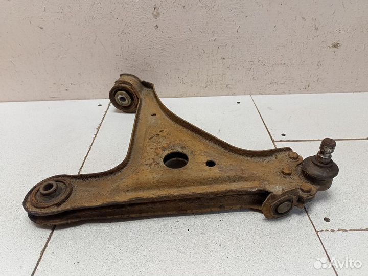 Рычаг передний правый 90445670