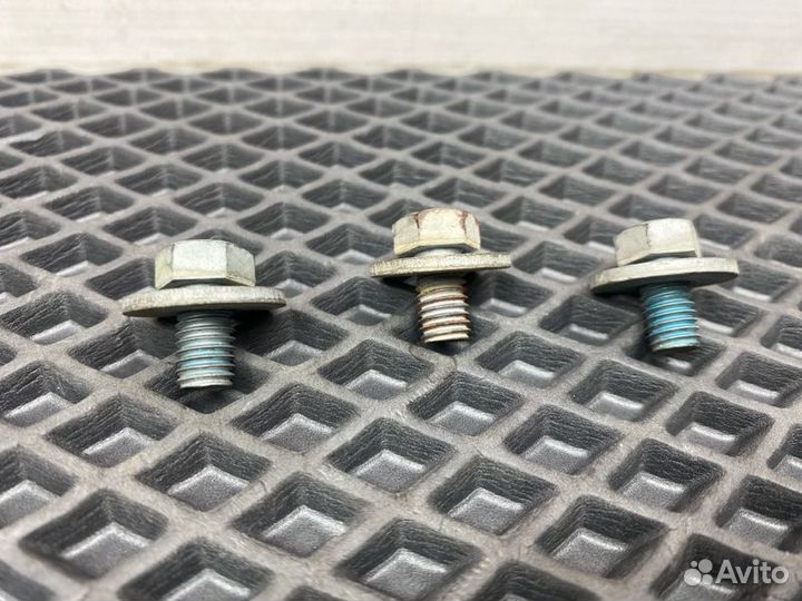 Болты крепления теплового экрана катализатора