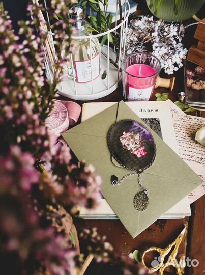 Металлическая закладка с вышивкой