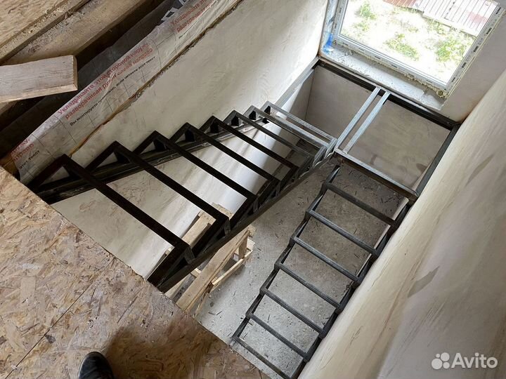 Лестница на металлокаркасе для дачи дома