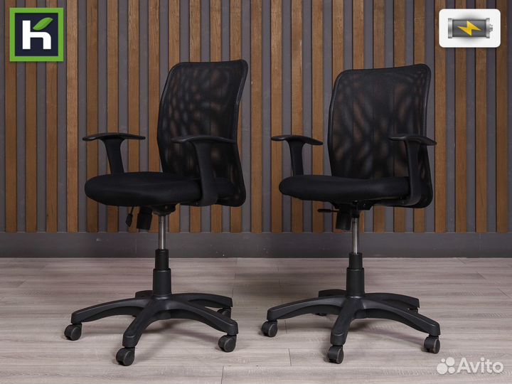 Офисное кресло на колесиках